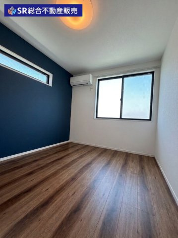 吉原1丁目中古戸建の寝室|2F7.5帖洋室。落ち着いて過ごせそうな色味のクロスで寝室にいかがでしょうか。（AIにより家具・小物類を消去しています。）