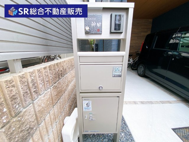 吉原1丁目中古戸建の居間・リビング|リビングは3面採光で明るく開放感のある空間です！（AIにより家具・小物類を消去しています。）