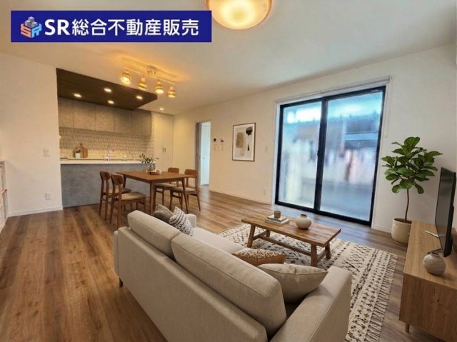 吉原1丁目中古戸建の居間・リビング|リビングは12.4帖♪ご家族でゆったりとお過ごしいただける空間です！（家具はCGによるイメージです。）