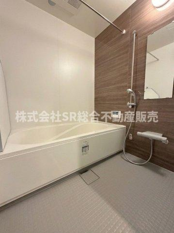 吉原1丁目中古戸建の浴室|足を伸ばしてゆったりと浸かれる浴槽で、お風呂の時間が快適です！（AIにより家具・小物類を消去しています。）
