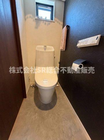 吉原1丁目中古戸建のトイレ|温水洗浄便座もございます♪（2Fトイレ）（AIにより家具・小物類を消去しています。）