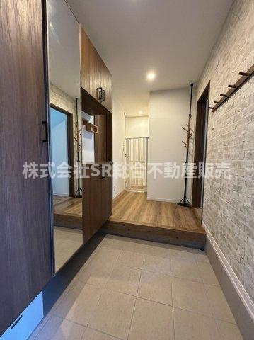 吉原1丁目中古戸建の玄関|小さいお子様が2人は並んで靴の脱ぎ履きができる広さです！（AIにより家具・小物類を消去しています。）
