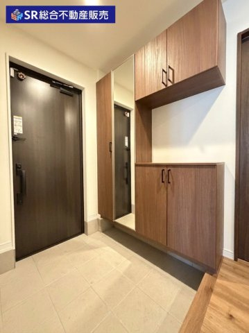 吉原1丁目中古戸建の玄関|小さいお子様が2人は並んで靴の脱ぎ履きができる広さです！（AIにより家具・小物類を消去しています。）