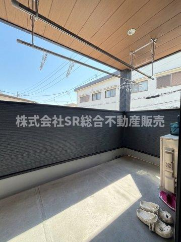 吉原1丁目中古戸建のバルコニー|広めのインナーバルコニーは陽当たり良好で、雨の日も洗濯物が干せます！（AIにより家具・小物類を消去しています。）