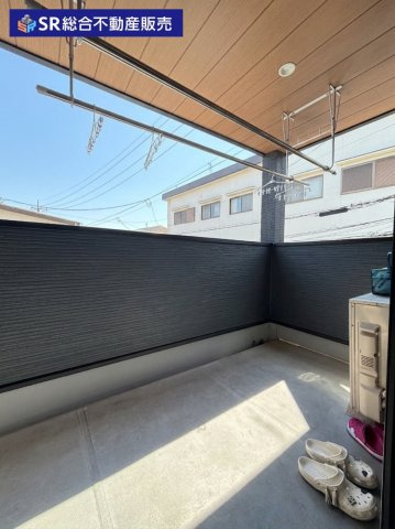 吉原1丁目中古戸建のバルコニー|広めのインナーバルコニーは陽当たり良好で、雨の日も洗濯物が干せます！（AIにより家具・小物類を消去しています。）