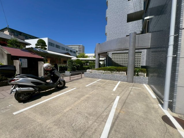ファミーユミシマの駐車場
