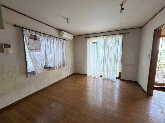 【居間・リビング】 | 熊谷市西野　中古戸建 | 掲載写真は一部AI画像加工により、家具・家財等を削除しております。現況と異なる場合は現況を優先とします。