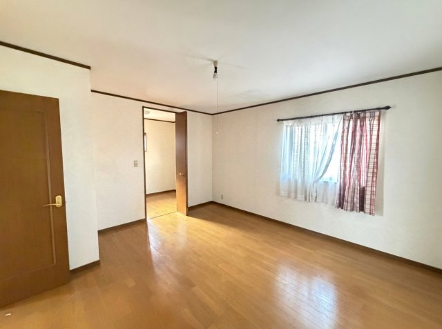 【居間・リビング】 | 熊谷市西野　中古戸建 | 掲載写真は一部AI画像加工により、家具・家財等を削除しております。現況と異なる場合は現況を優先とします。
