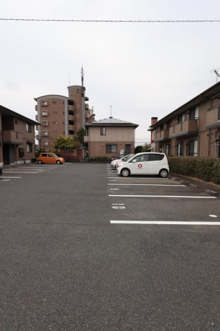 リビングタウン小森野 弐番館の駐車場|駐車スペースもあります☆