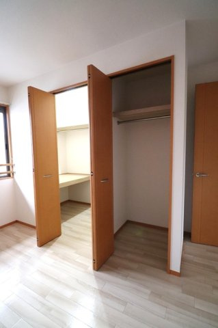 リビングタウン小森野 弐番館の収納|ウォークインクローゼットなので収納豊富です★