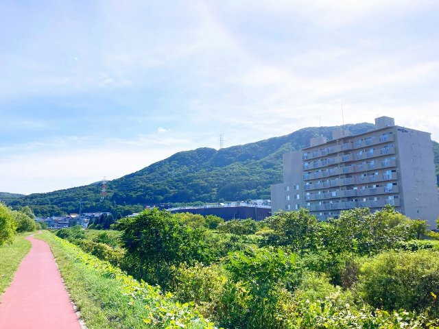 手稲区西宮の沢4条4丁目　土地の周辺|中の川が近くを走っており、四季の移ろいが楽しめます♪
