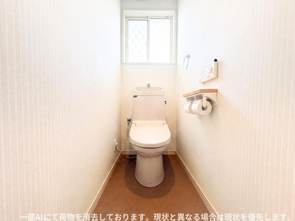 大字森町　戸建てのトイレ|窓が設置されているため明るさを感じやすいトイレです。シンプルな内装で清潔感があります。