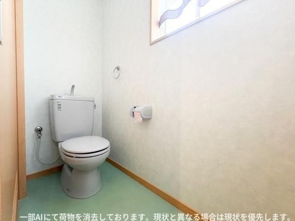 大字森町　戸建てのトイレ|窓付きのトイレは採光がしっかり確保されています。シンプルな内装で清潔感があります。床まで明るい色合いでお手入れもしやすい空間です。