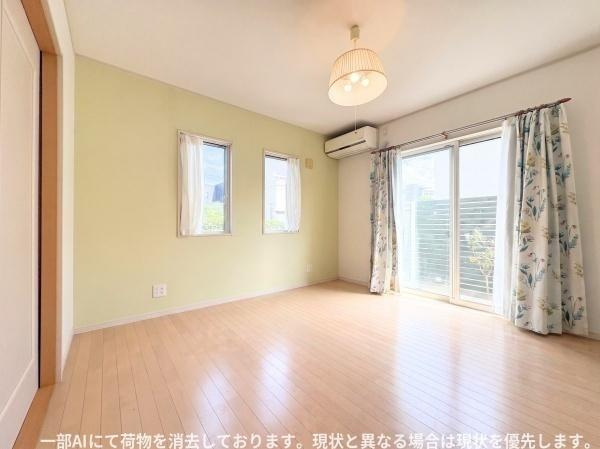 大字森町　戸建ての洋室|明るい光が差し込む洋室です。二面採光により通風や採光が確保されています。ナチュラルなフローリングが部屋の印象を広げます。