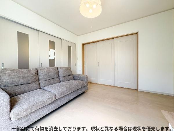 大字森町　戸建ての洋室|明るい洋室は落ち着いた色合いのフローリングと扉が特徴です。広いスペースが確保されており開放感を感じられます。