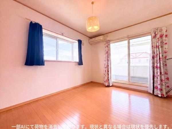 大字森町　戸建ての洋室|大きな窓から光が差し込む洋室です。明るさが感じられ使いやすいレイアウトとなっています。