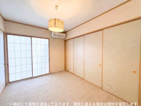 大字森町　戸建ての和室|落ち着いた雰囲気の和室です。明るい障子窓がやさしい光を取り込み快適な空間を演出します。照明のデザインが室内によく調和しています。