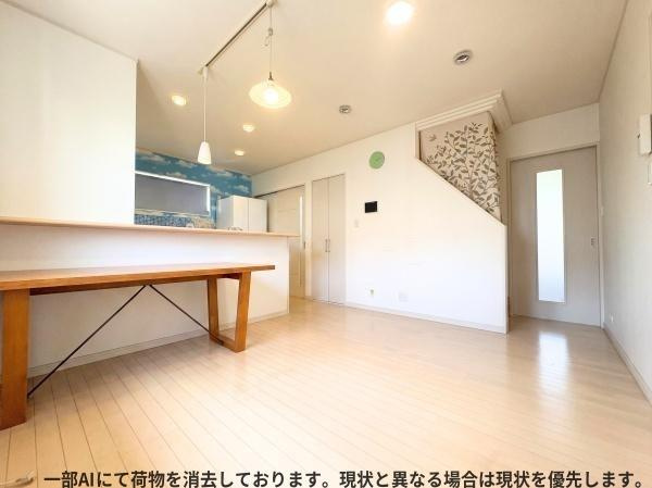 大字森町　戸建ての居間・リビング|明るい内装と広々としたスペースが魅力的なリビングです。天井の照明が室内をやさしく照らします。階段横のデザインにも個性が感じられます。