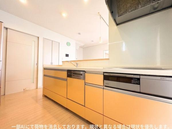 大字森町　戸建てのキッチン|明るい色合いが特徴的なキッチンです。収納が豊富で整理しやすい設計です。動きやすさを考えた配置が魅力となっています。