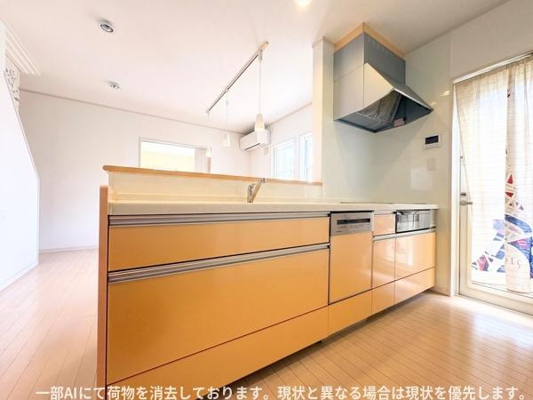 大字森町　戸建てのキッチン|広々とした空間が広がるキッチンです。収納スペースが豊富ですっきりとした印象です。明るい採光も特徴的で機能的なレイアウトが魅力です。