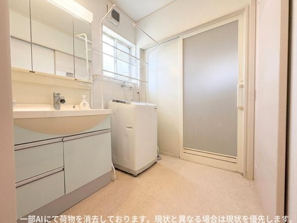 大字森町　戸建ての独立洗面台|洗面台と洗濯機スペースがゆったりと配置されています。大きな鏡と収納が特徴的な洗面所です。室内干しにも活用できるスペースがあります。