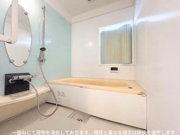 大字森町　戸建ての浴室|大きな浴槽が設置されておりゆったりとした空間を確保しています。壁面には大きなミラーとシャワーが備わっており快適に利用できます。