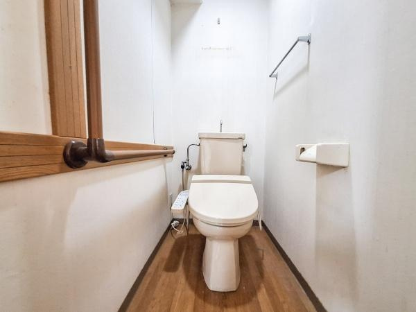 ベル・エール別府北石垣のトイレ|清潔感のあるトイレ空間です。手すりが設置されており利便性に配慮されています。