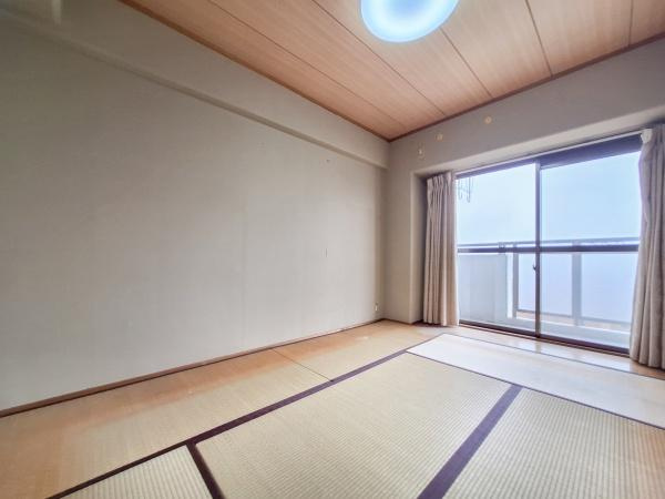 ベル・エール別府北石垣の和室|天井や床も和の雰囲気を大切にしています。すっきりとした空間で家具の配置も柔軟に対応できそう。