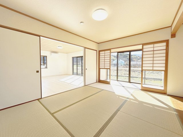 山口市大内矢田南５丁目　戸建ての和室|1階の和室は畳表替え、天井壁クロス張替済です。