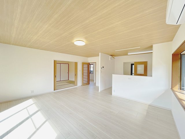 山口市大内矢田南５丁目　戸建ての居間・リビング|南向きの明るいLDKです。