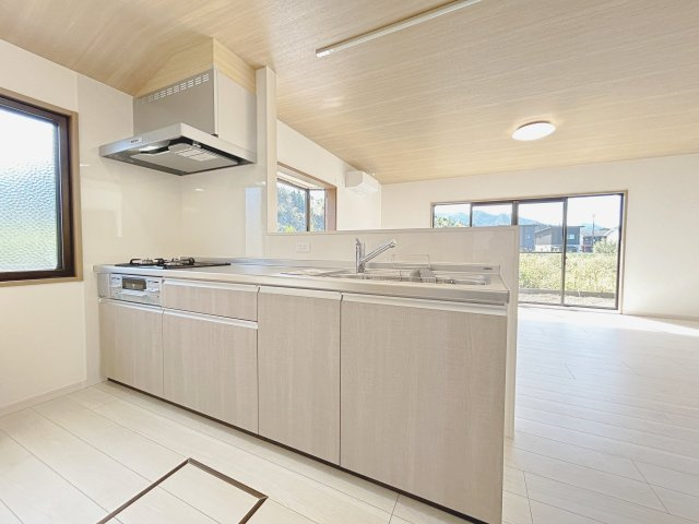 山口市大内矢田南５丁目　戸建てのキッチン|対面式キッチンは新品交換済です。