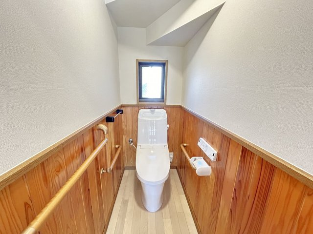 山口市大内矢田南５丁目　戸建てのトイレ|新しい温水洗浄機能付きトイレに新品交換されています。