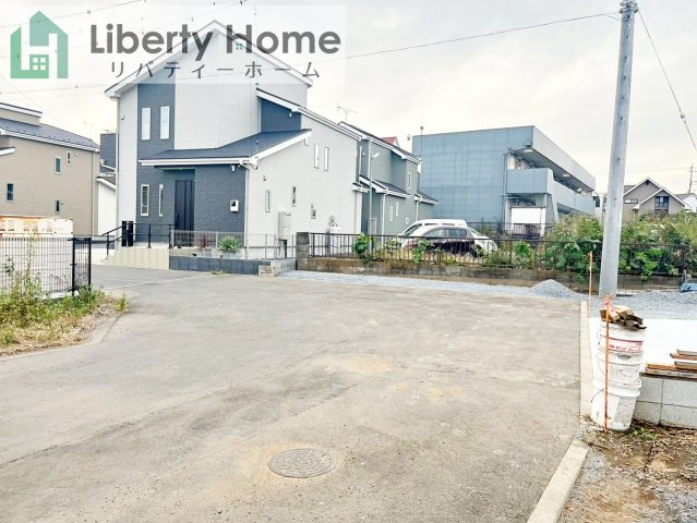 水戸市見川24期　新築戸建　1号棟の前面道路含む現地写真