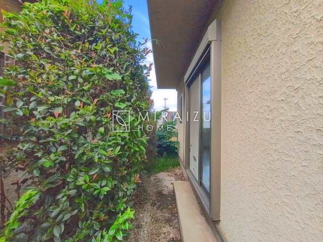 【独立洗面台】 | 洗面台です。収納棚もとても充実しております。コスメが大好きな奥様も、女子力高いご主人様もきっとご満足いただける収納力です。