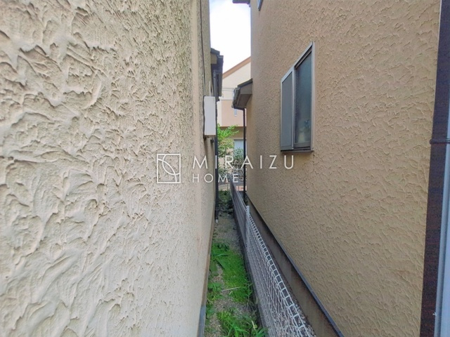 【トイレ】 | 空気の換気と光の明るさに配慮した清潔感のあるトイレ、ご自分の好きなアロマや芳香剤を置いて落ち着く空間を演出、一人になれる空間ですから、リラックスしたいですね。