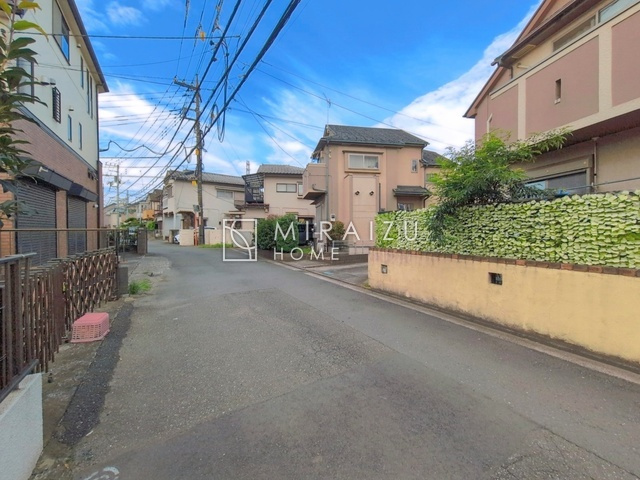【寝室】 | 広さのある洋室は、ご夫婦様の寝室にぴったりですね。ご主人様の趣味のものや書斎などにも使用できるくらいの広さが嬉しいです。収納もばっちり完備してますのでお荷物が多いご家族様も安心してお暮しいただけます！