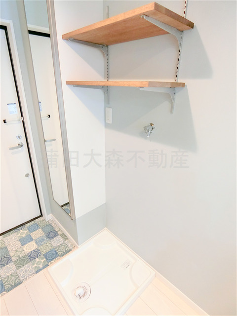 フォリロ羽田の設備|棚付きの洗濯機置き場