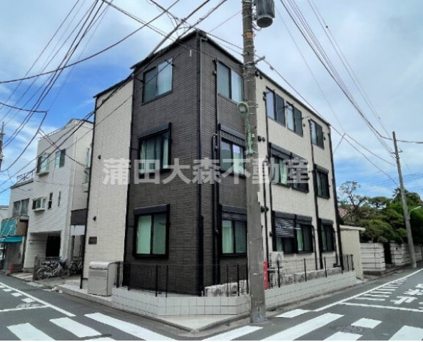 フォリロ羽田の外観|2021年3月築　木造地上3階建て総戸数12戸　Wi-Fiインターネット無料の人気賃貸アパート
TVモニター付オートロック宅配BOX付　東京都大田区萩中3丁目　京急空港線大鳥居駅近
