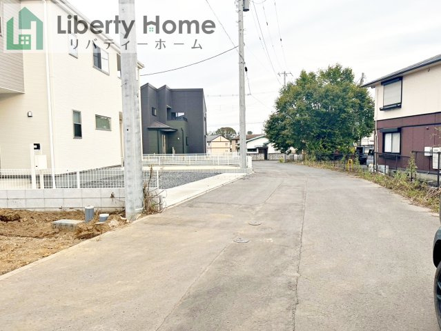 水戸市見川24期　新築戸建　2号棟の前面道路含む現地写真