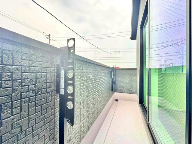 西尾市永吉3丁目01期　全2棟　のバルコニー|家族の洗濯物もまとめて干せる、広さと使いやすさを兼ね備えたバルコニー。家事効率もぐっと高まります。						