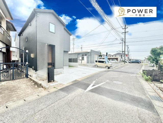 西尾市永吉3丁目01期　全2棟　の前面道路含む現地写真|十分な幅が確保されており、車の出し入れもスムーズです。日常生活での使いやすさも兼ね備えています。									
		