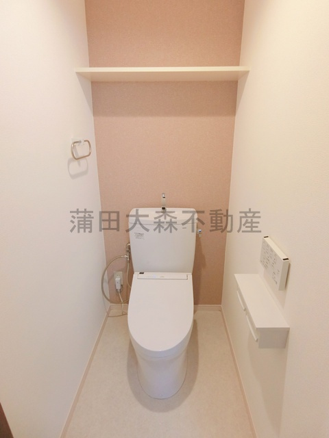 アルトTのトイレ|棚と温水洗浄便座付きのトイレ