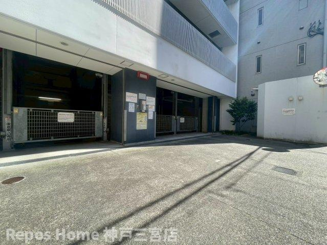 レジディア神戸元町の駐車場