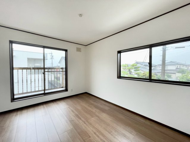長野市伊勢宮一丁目の洋室|日当たり風通しともに良好！明るく朝を迎えられるつくりになっています♪
