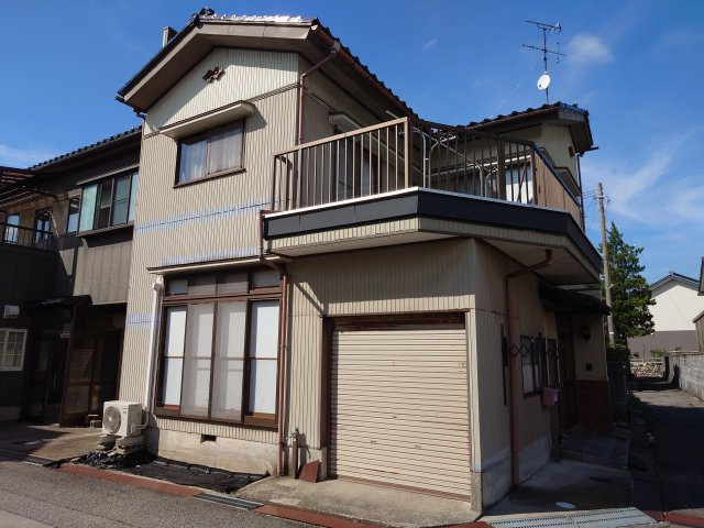 魚津市仏田貸家の外観