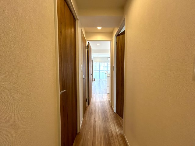 都会の疲れを吹き飛ばすルーフバルコニーでの癒し時間☆広すぎちゃってどうしよう♪井土ヶ谷の空を独り占め☆な【ライオンズプラザ井土ヶ谷壱番館】リノベーションの内装|明るい色調の室内です
