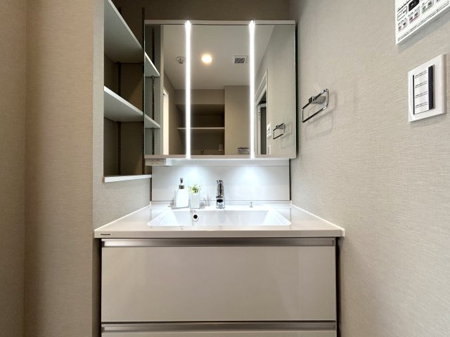 都会の疲れに仕事のストレスを吹き飛ばすルーフバルコニーでの癒し時間☆広すぎちゃってどうしよう♪井土ヶ谷の空を独り占めで、独占禁止法発令必須！！な、【ライオンズプラザ井土ヶ谷壱番館】リノベーションの独立洗面台|朝の支度にも助かる、独立の洗髪洗面化粧台
