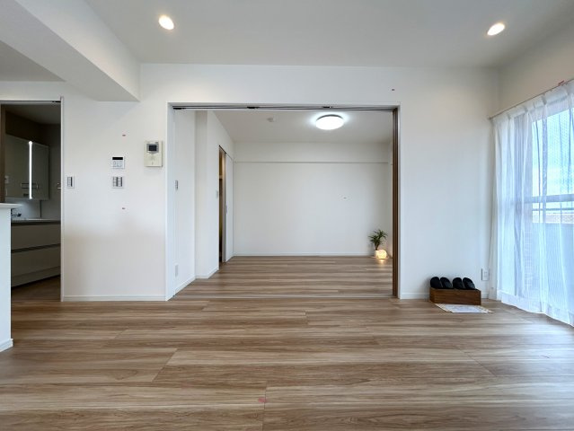 都会の疲れを吹き飛ばすルーフバルコニーでの癒し時間☆広すぎちゃってどうしよう♪井土ヶ谷の空を独り占め☆な【ライオンズプラザ井土ヶ谷壱番館】の居間・リビング|おしゃれなリビングです