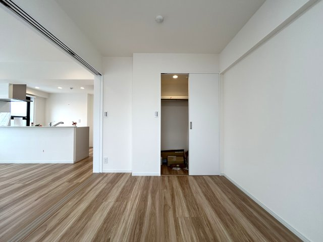 都会の疲れを吹き飛ばすルーフバルコニーでの癒し時間☆広すぎちゃってどうしよう♪井土ヶ谷の空を独り占め☆な【ライオンズプラザ井土ヶ谷壱番館】リノベーションの洋室|落ち着いた色調の洋室です