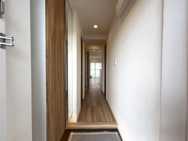 都会の疲れに仕事のストレスを吹き飛ばすルーフバルコニーでの癒し時間☆広すぎちゃってどうしよう♪井土ヶ谷の空を独り占めで、独占禁止法発令必須！！な、【ライオンズプラザ井土ヶ谷壱番館】リノベーションの玄関|玄関です